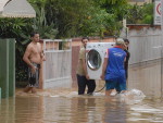 Moradores tentam retirar mquina de lavar em Joinville