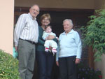 Gehard Kleine e esposa com neta no colo acompanhados de Mari Agnes Kleine