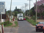 Terezinha queixa-se da Rua Repblica, em Canoas, onde os caminhes esto passando no pequeno trecho asfaltado. Ela teme que possam acontecer acidentes.