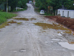 Sandra Nunes mora no Bairro Nepolis, em Gravata, e no consegue sair de casa quando chove por causa da lama.  um descaso!