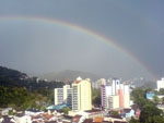 Um belo arco-ris cobre a prefeitura.