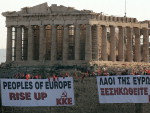 Cerca de 200 militantes comunistas ocuparam durante horas a Acrpole, em Atenas, na tera-feira.