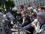 Na tera-feira (04/05), manifestantes entraram em confronto com a polcia em frente ao prdio do Parlamento