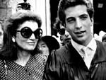 A Vonzipper, grife californiana de culos e acessrios, buscou inspirao na dcada 70 e na diva Jacqueline Kennedy para criar as linhas Alotta e Dharma e para desenvolver o modelo Karmic, da coleo limitada Lucre Collection