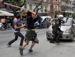 Policial foge de manifestantes em Thessaloniki, na Grcia