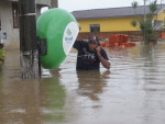 Inundao no bairro Monte Castelo, em Cricima. Na imagem, Rodrigo Vicente Conceio