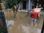 Moradores tentam salvar pertences no bairro Monte Castelo, em Cricima