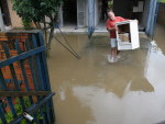 Moradores salvam mveis e eletrodomsticos no bairro Monte Castelo, em Cricima