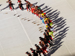 Danarinos durante performance no ensaio geral.