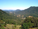 Blumenau, vista de um ngulo colonial. Foto tirada no interior da Vila Itoupava. Divisa de Blumenau com os municpios: Massaranduba; Pomerode (direita) e Blumenau (ao centro) e Jaragu do Sul fica no sentido oposto de Blumenau.