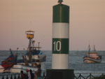 Barcos pesqueiros navegando na barra do Rio Itaja-A.