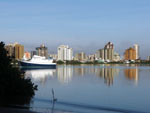 Lagoa do Saco da Fazenda com a Beira-Rio ao fundo.