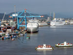 Navio de turismo e cargueiro atracados no Porto de Itaja. Ferry-Boats fazem a travessia dos moradores entre Itaja e Navegantes.