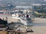 Navio de turismo e cargueiro se cruzam no Rio Itaja-A.