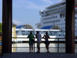 Turistas observam navio atracado no Per Turstico.