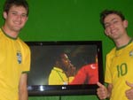 Paulo Roberto da Silva e seus amigos Isaas e Cristo e a sua TV LCD. , Paulo, d ela pra ns do Holo!