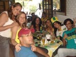 Talitha Melo assistidno o jogo com Lucas, Andreza, Angela, Alessandra, France e Bruno. E d-lhe cerveja! Cuidado com a pana de Geisy Arruda, hein? 