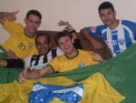 Paulo e seus amigos de novo, usando a bandeira do Brasil pra esquentar os joelhos!