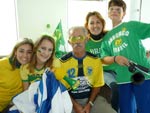 Beatriz da Silveira torcendo pelo Brasil com vrias geraes da famlia: Rosa Maria, Beatriz, Mauro, Eliane e Lus Henrique. Olha o culos do vov! 