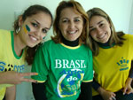 Jaqueline e suas irms Eliane e Rosa Maria esperando o comeo do jogo do Brasil. Apostaram no verde e amarelo pra dar sorte, n? 