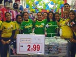 Luana da Silva e os Holofoteiros do Mundo Infantil torcendo pela Seleo: Dbora, Helena, Fabiana, Isabel, Cssia, Jamila, Viviane, Mara, Priscila, Mussa, Alessandra, Luana e Lucas