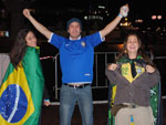 Marco e os amigos no centro de Sydney, s 4h30min da manh, no frio de 8 graus, assistindo ao jogo do Brasil. Coraaaaagem! Mas voc  chique, benh! 