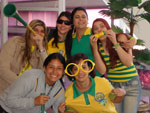 Larissa, Angelita, Val, Flvia, Gleicy e Mrcia, que mandou a foto, num momento de folga do trabalho. Liberaram vuvuzela no trabalho tambm? Aff!