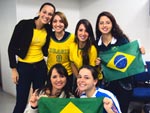 Jose, Fran, Tamiris, Vanessa, Joelma e Fran no trabalho torcendo pelo Brasil com direito a comes e bebes.