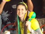 Bruna Maia e a famlia comemoram o jogo e o niver da mame tocando vuvuzelas na orelha do cachorro!