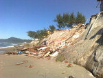 Ressaca causa destruio e compromete casas na Praia do Campeche, em Florianpolis