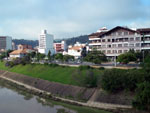 Prefeitura de Blumenau, vista da Ponte de Ferro.