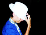 Alexsander Moreira faz a sua homenagem danando Smooth Criminal, um dos sucesso de Michael