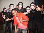 Kelvin Munhoz, com os amigos, danando o Thriller 