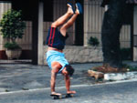 Habilidade de andar de skate de cabea para baixo chamava a ateno dos amigos dos filhos