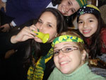 Beta, Paty, Renata e Ale tocavam a vuvuzela sempre que o Cristiano Ronaldo aparecida. Com razo n! Fom foooooooom pra ele!