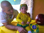 Eduardo Silva mandou a foto da sobrinha s na torcida. Ser que vai jogar bola no futuro?