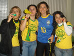 Sale, Taty, Faby e R fazendo barulho na torcida pelo hexa do Brasil! As gurias s na vuvuzela!