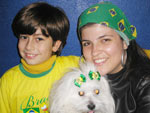 Vitor, Gabriela e Bud na torcida pelo hexa! At o Bud vestiu a camisa e torce pela Seleo