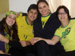 Paola, Felipe, Paty e Ero torcendo para o Brasil 