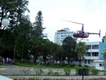 Helicptero pousa no centro de Blumenau.
