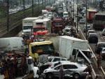 O acidente deixou um grande congestionamento, que se estendeu de Sapucaia do Sul  rea central de Canoas.