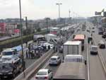 A Polcia Rodoviria Federal estima que entre os trechos de lentido e congestionamento, a fila de veculos tenha ultrapassado 10 quilmetros.