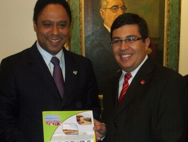 Matheus entregando projetos para o Ministro do Esporte, Orlando Silva.