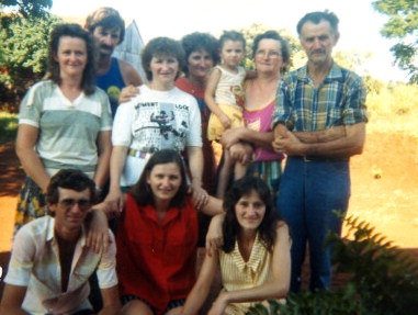 Rosane (agachada, no meio) com os pais e os seis irmos e uma sobrinha