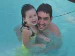 Eduarda Zacher e o papai Andr na piscina