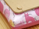 Quando no est em uso pelo notebook, o artigo pode ser virado e se torna um item de decorao, como se fosse apenas uma almofada. As estampas variam das mais sbrias s divertidas. Este modelo do blog Casa da Valentina sai entre R$ 60 e R$ 80, dependendo do tamanho