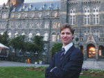 Marcel Van Hatten em frente a Georgetown University