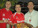 Paulo, Juliano e Guerra Churrasco no Paraque Gigante antes da final. Para acompanhar, um Chivas!