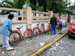 Eleies 2010 no colgio Raulino Horn dona Leonir Miranda com bicicleta. Indaial