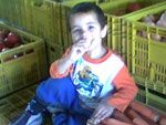 Julye enviou essa foto do maninho comendo um frutinha!